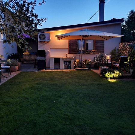 Studio Apartman Lilly With Private Parking In The Yard Of The House Pula Extérieur photo