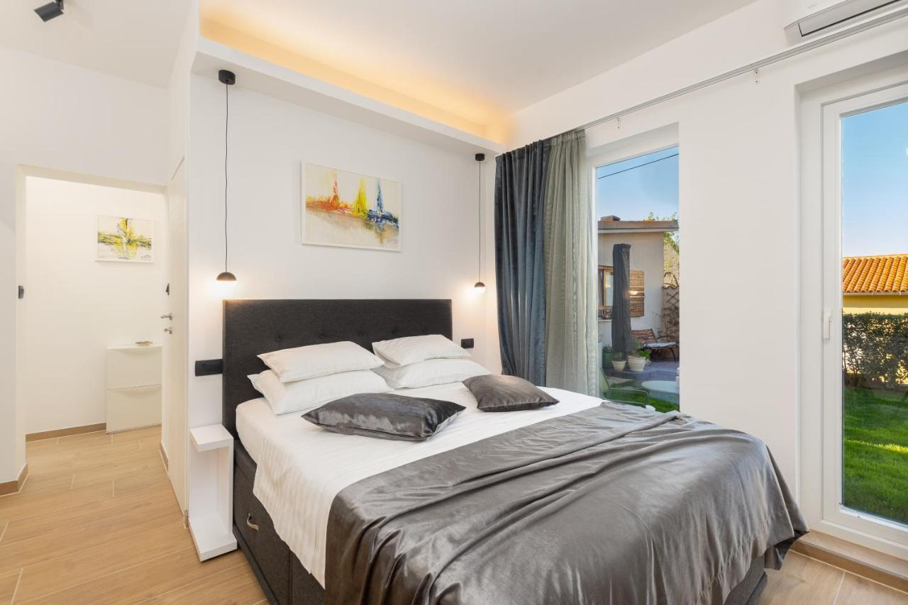 Studio Apartman Lilly With Private Parking In The Yard Of The House Pula Extérieur photo
