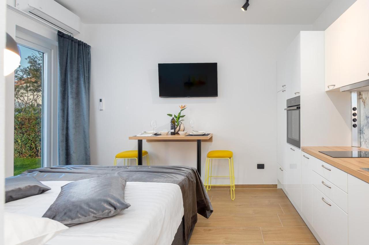 Studio Apartman Lilly With Private Parking In The Yard Of The House Pula Extérieur photo