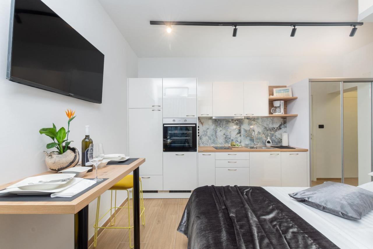 Studio Apartman Lilly With Private Parking In The Yard Of The House Pula Extérieur photo