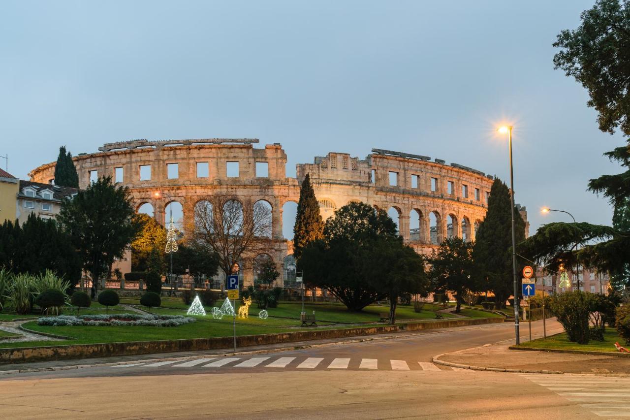 Studio Apartman Lilly With Private Parking In The Yard Of The House Pula Extérieur photo