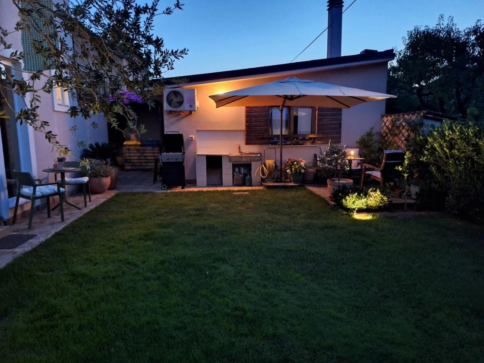 Studio Apartman Lilly With Private Parking In The Yard Of The House Pula Extérieur photo